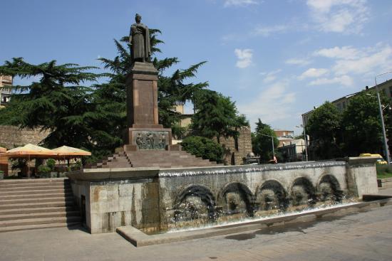 تمثال روستافيلي بمدخل محطة المترو التي تحمل اسمه في تبليسي