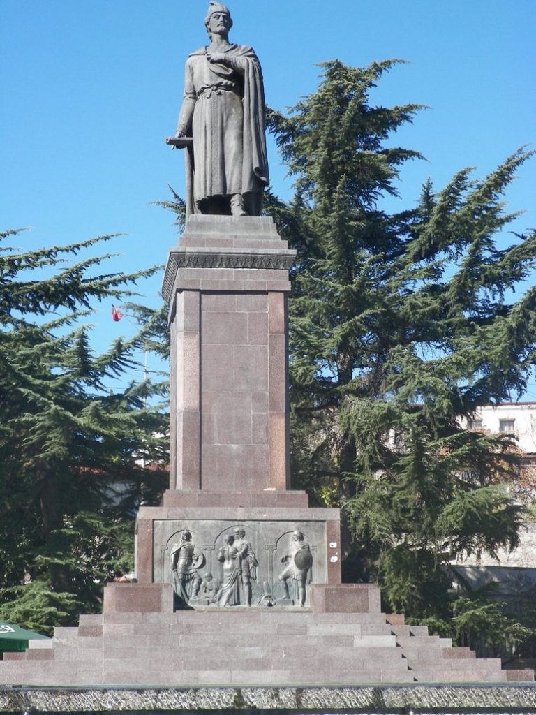 صورة أقرب لتمثال روستافيلي في تبليسي